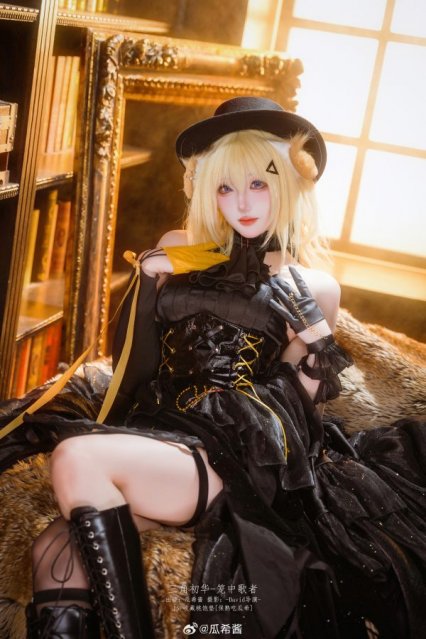 笼中歌者瓜希酱COS:三角初华黑色礼服与舞台光影的绝美演绎