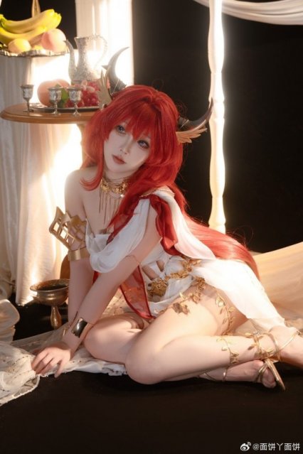 音律联觉面饼仙儿COS:史尔特尔冷艳神性与舞台张力的极致融合