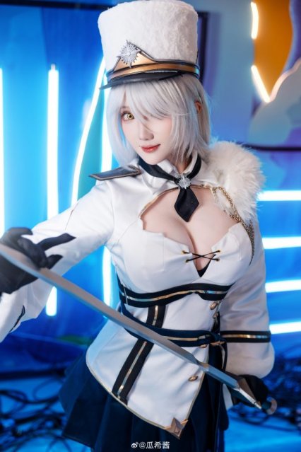 瓜希酱基洛夫COS：碧蓝航线冷艳指挥官白色军装尽显舰娘威仪