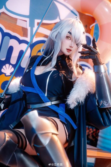 瓜希酱基洛夫COS：完美演绎霓虹舞台上舰队战士的冷艳与锋芒