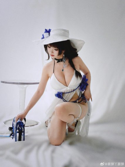 胜利女神面饼仙儿COS：演绎比基尼版梅里的温柔与理性张力