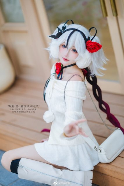 白色毛衣×轻性感日常：瓜希酱鸣潮COS演绎椿的温柔与危险