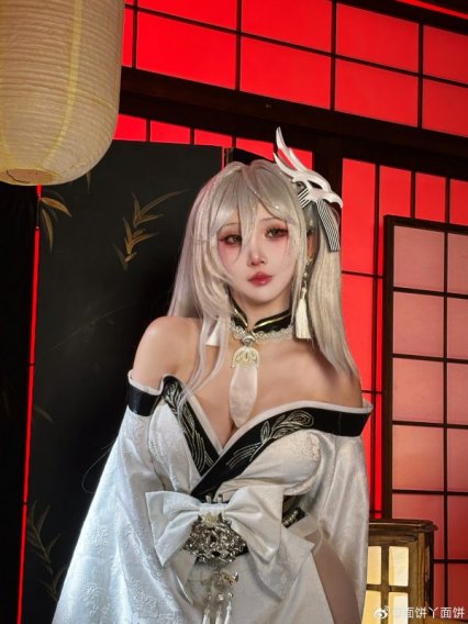 面饼仙儿白凤COS:《碧蓝航线》舰娘温柔与距离感的完美呈现