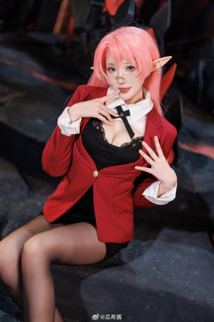 当碧蓝航线女王降临战场：瓜希酱演绎约克公爵COS的压场魅力
