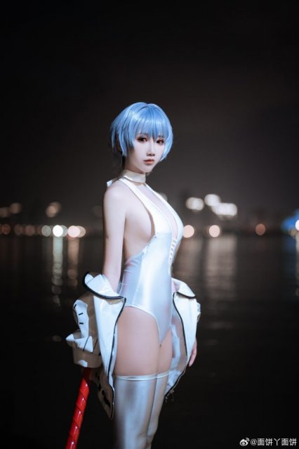 面饼仙儿白色战斗服COS：水面与霓虹之间，她是安静的绫波丽