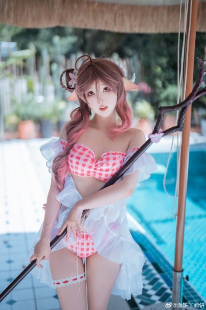 面饼仙儿艾雅法拉COS:明日方舟当火山学少女遇见夏日泳池