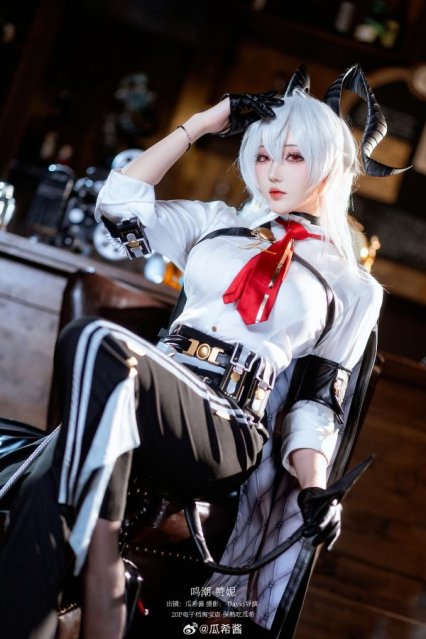 低角度里的自信张力：瓜希酱鸣潮赞妮COS演绎下班宣言美学