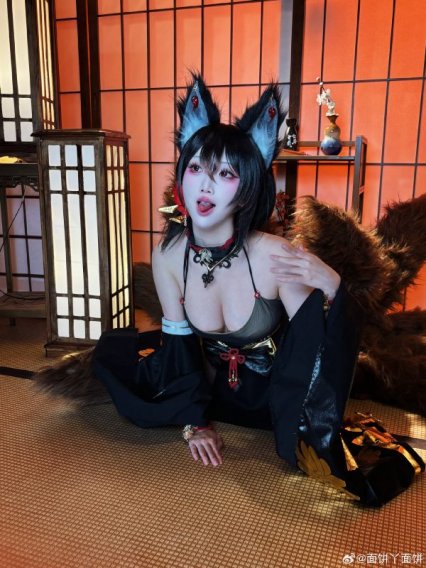 面饼仙儿近江COS赏析：演绎碧蓝航线九尾狐的优雅与性感魅力