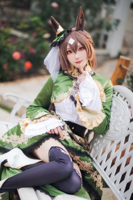 大小姐今天在花园里散步：瓜希酱cos演绎里见光钻的优雅与华丽