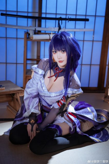 雷光未落威仪先至:面饼仙儿COS演绎雷电将军的威仪与冷艳气场