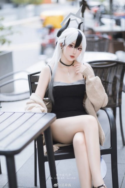 瓜希酱鬼方佳代子COS:吊带裙针织毛衣打造最有距离感的日常