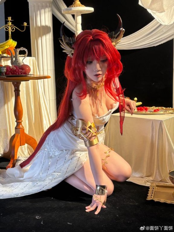当明日方舟火焰女王降临神殿：面饼仙儿COS史尔特尔的女王气场