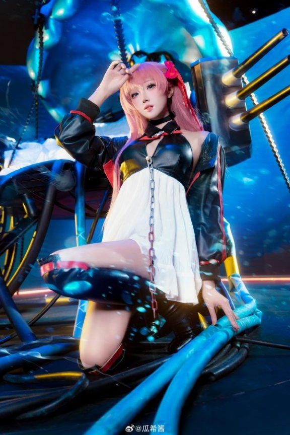 碧蓝航线夏日舰队的元气巡航：瓜希酱COS演绎孟菲斯青春魅力