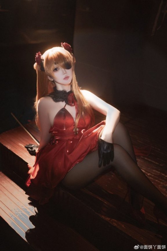 红色舞台的邀请函：面饼仙儿cos演绎胜利女神明日香的优雅与锋芒