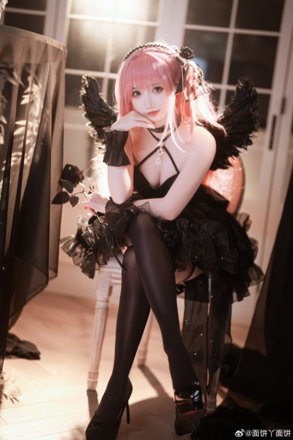 黑翼与白羽之间：面饼仙儿COS胜利女神桃乐丝的双面天使美学