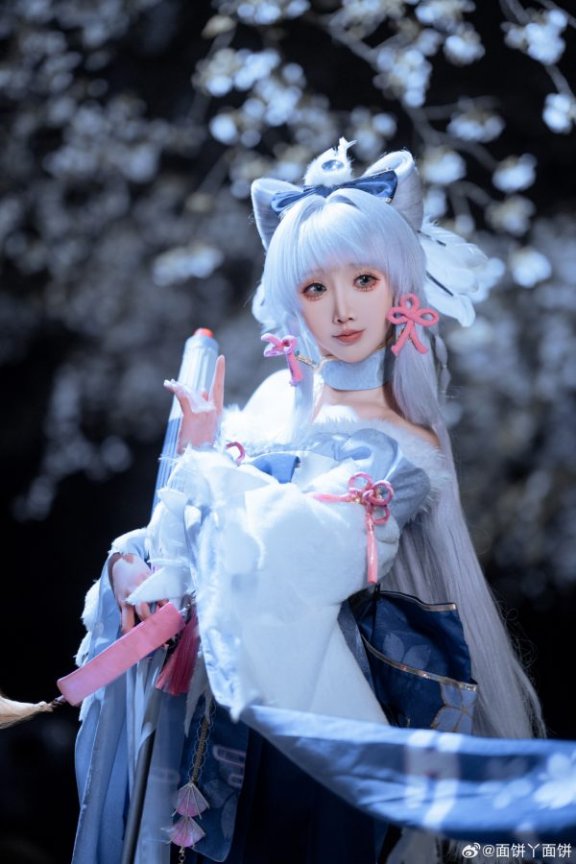 面饼仙儿神里绫华COS：夜樱之下一场关于克制之美的优雅演绎