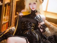 笼中歌者瓜希酱COS:三角初华黑色礼服与舞台光影的绝美演绎