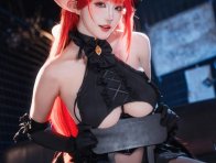 瓜希酱的兴登堡COS赏析：碧蓝航线红发女王的冷艳霸气演绎