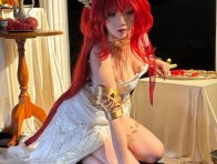 当明日方舟火焰女王降临神殿：面饼仙儿COS史尔特尔的女王气场