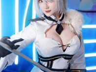 瓜希酱基洛夫COS：碧蓝航线冷艳指挥官白色军装尽显舰娘威仪