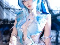 冰蓝潮汐下的温柔张力:瓜希酱守岸人cos一场视觉与情绪的博弈