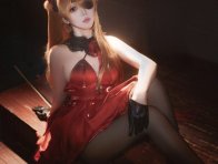 红色舞台的邀请函：面饼仙儿cos演绎胜利女神明日香的优雅与锋芒