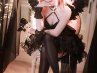 黑翼与白羽之间:面饼仙儿COS胜利女神桃乐丝的双面天使美学