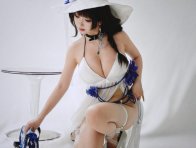 胜利女神面饼仙儿COS：演绎比基尼版梅里的温柔与理性张力