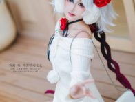 白色毛衣×轻性感日常：瓜希酱鸣潮COS演绎椿的温柔与危险