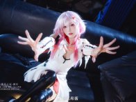 瓜希酱楪祈COS:完美演绎罪恶王冠冷艳少女的神秘与坚毅