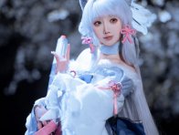 面饼仙儿神里绫华COS:夜樱之下一场关于克制之美的优雅演绎