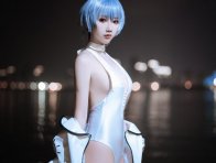 面饼仙儿白色战斗服COS：水面与霓虹之间，她是安静的绫波丽