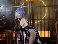 面饼仙儿艾雅法拉COS：明日方舟当火山学少女遇见夏日泳池