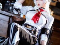 低角度里的自信张力：瓜希酱鸣潮赞妮COS演绎下班宣言美学