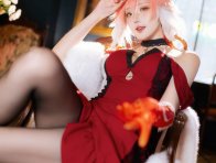 鸣潮长离礼服COS赏析：瓜希酱优雅与掌控感并存的高还原演绎