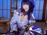 雷光未落威仪先至:面饼仙儿COS演绎雷电将军的威仪与冷艳气场