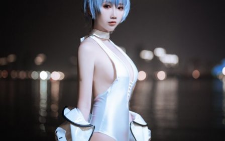 面饼仙儿白色战斗服COS：水面与霓虹之间，她是安静的绫波丽