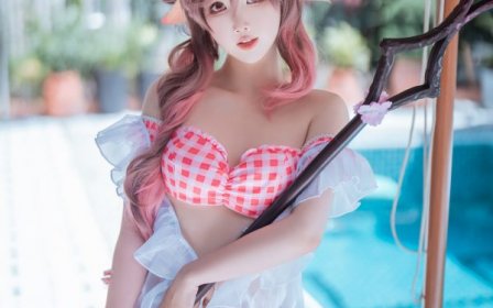 面饼仙儿艾雅法拉COS:明日方舟当火山学少女遇见夏日泳池