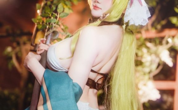 碧蓝航线花园里的温柔舰影：瓜希酱七省COS优雅气质拉满