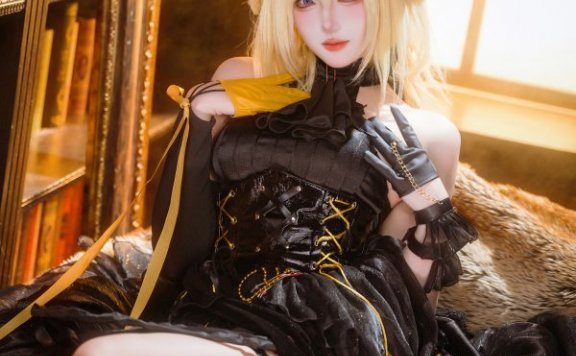 笼中歌者瓜希酱COS：三角初华黑色礼服与舞台光影的绝美演绎