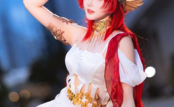 明日方舟火焰战士现实降临：瓜希酱COS史尔特尔的冷艳与力量