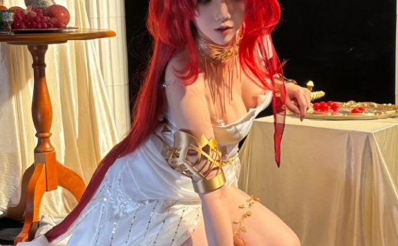 当明日方舟火焰女王降临神殿：面饼仙儿COS史尔特尔的女王气场