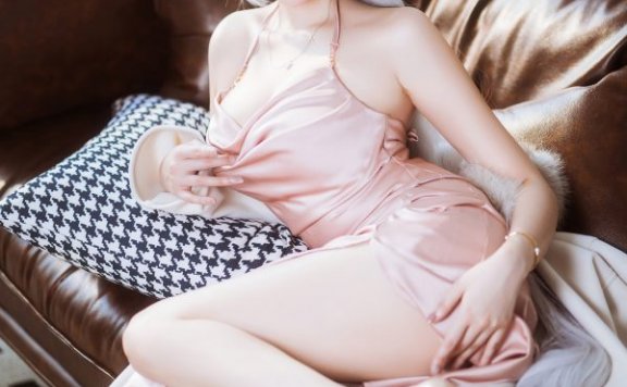 优雅与压迫感并存:瓜希酱埃吉尔cos还原碧蓝航线铁血御姐气场