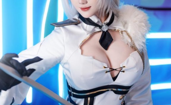 瓜希酱基洛夫COS:碧蓝航线冷艳指挥官白色军装尽显舰娘威仪