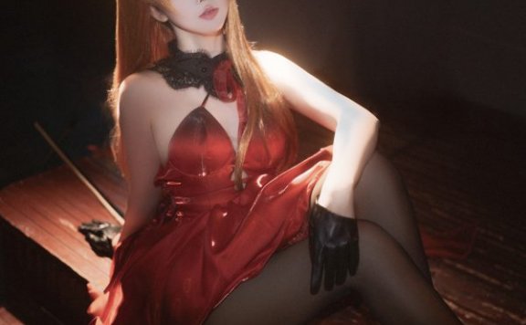 红色舞台的邀请函：面饼仙儿cos演绎胜利女神明日香的优雅与锋芒