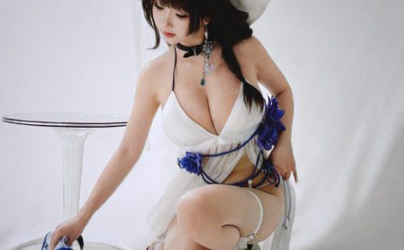 胜利女神面饼仙儿COS:演绎比基尼版梅里的温柔与理性张力