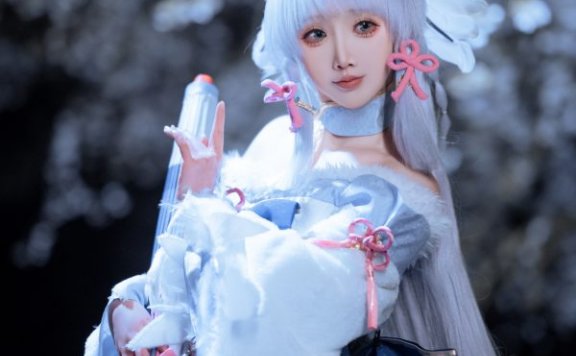 面饼仙儿神里绫华COS：夜樱之下一场关于克制之美的优雅演绎