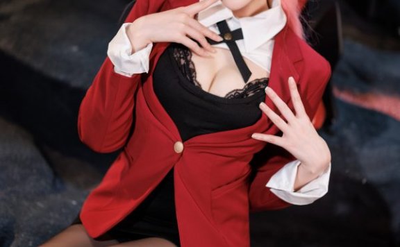 当碧蓝航线女王降临战场:瓜希酱演绎约克公爵COS的压场魅力