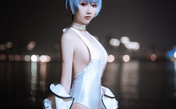 面饼仙儿白色战斗服COS：水面与霓虹之间，她是安静的绫波丽