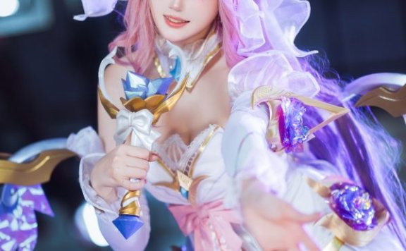 瓜希酱萨勒芬妮COS赏析:诠释英雄联盟Seraphine梦幻舞台魅力